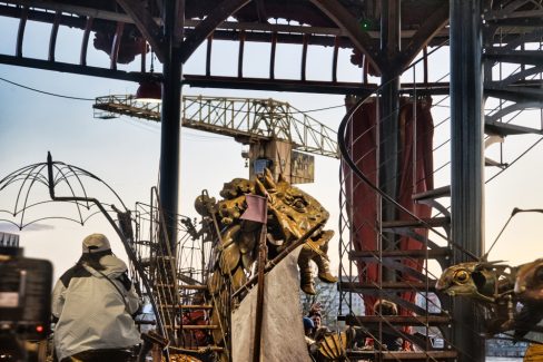 Vue imprenable sur la grue Jaune depuis le Carrousel des mondes marins à Nantes.