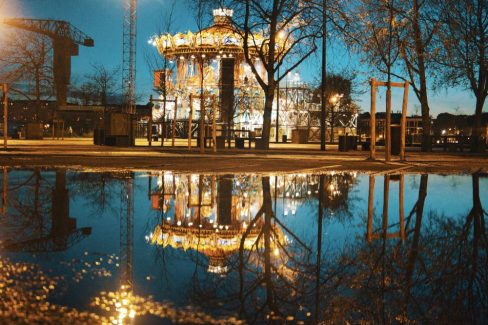 Le carrousel des Mondes Marins à Nantes s'est offert une soirée strass et paillettes.