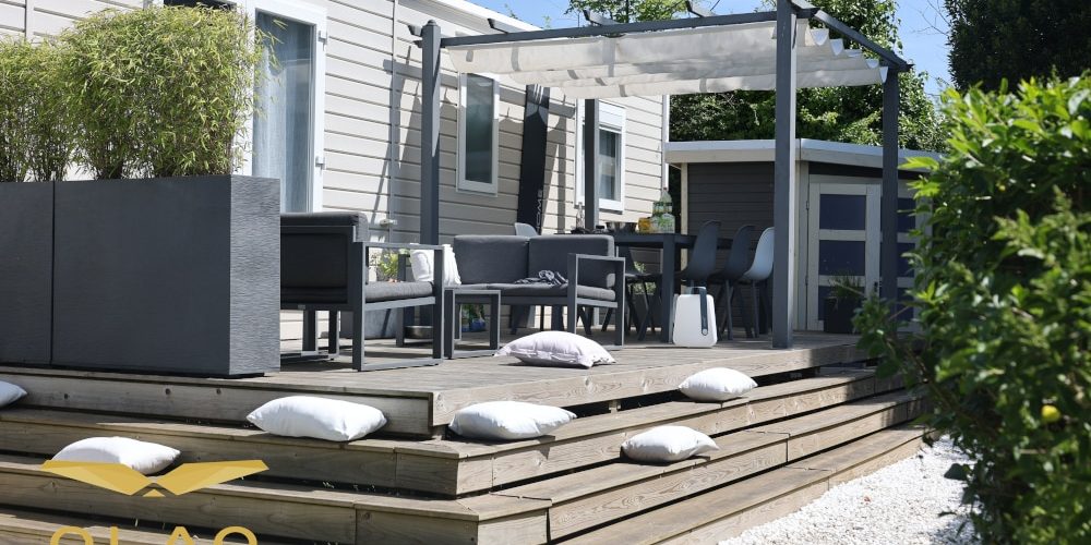 Mobil-Home en mode Chill Un Mobile-home doté d'une pergola. Une jolie terrasse avec des marches suffisamment larges pour que l'on puisse s'y assoir.