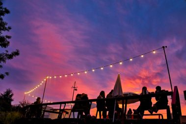La guinguette de la Sablière à Sainte Luce sur Loire, avec un soleil de feu et des lampions