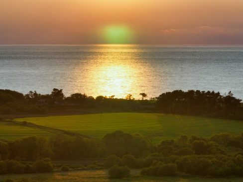 le soleil a disparu et laisse un rayon vert