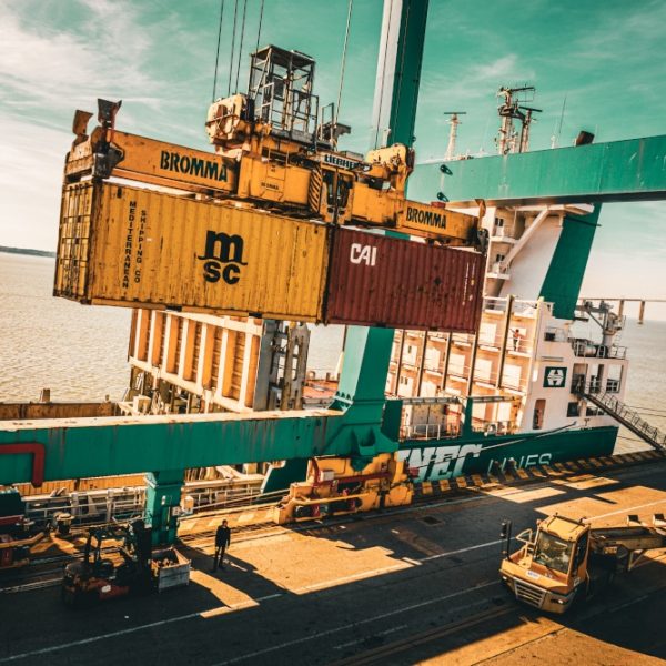 Port-Tina-14-web suivi de travaux portuaires sur le port de Saint Nazaire. Le Tina, un porte container vient d'accoster, le déchargement commence