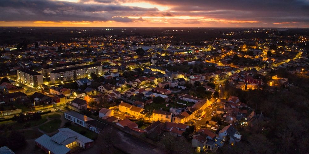 LM Night Une vue nocturne de la ville de La Montagne réalisée dans le cadre d'un Pack Photos Territoires et un suivi nocturne de la ville