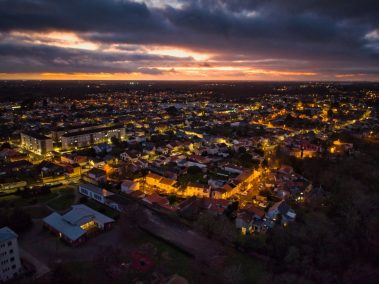 Une vue nocturne de la ville de La Montagne réalisée dans le cadre d'un Pack Photos Territoires et un suivi nocturne de la ville