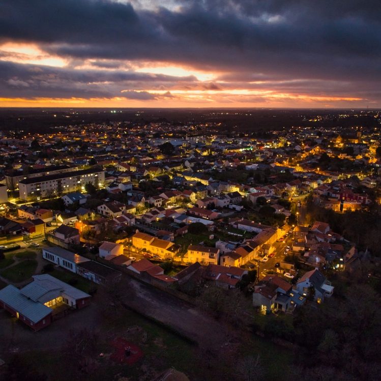 Une vue nocturne de la ville de La Montagne réalisée dans le cadre d'un Pack Photos Territoires et un suivi nocturne de la ville