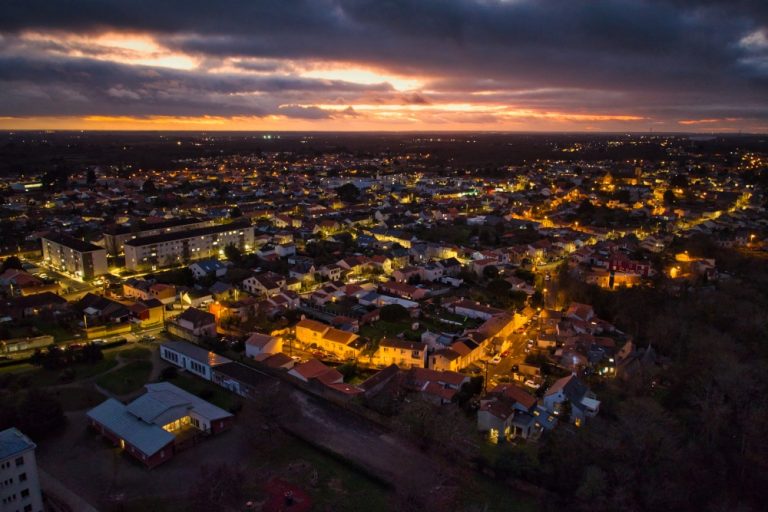 Une vue nocturne de la ville de La Montagne réalisée dans le cadre d'un Pack Photos Territoires et un suivi nocturne de la ville