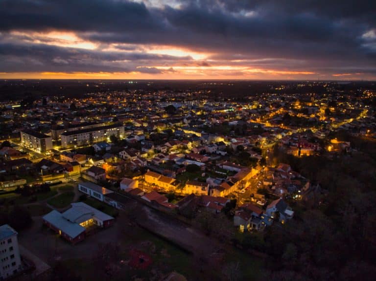 Une vue nocturne de la ville de La Montagne réalisée dans le cadre d'un Pack Photos Territoires et un suivi nocturne de la ville