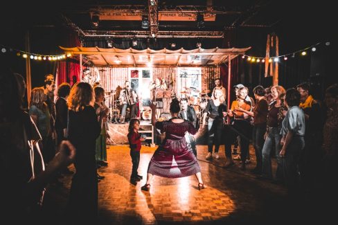Soirée de folie folle lors du bal Floc'h à La Montagne. Un bal ? mais pourquoi ? pour clôturer les festoyennes.