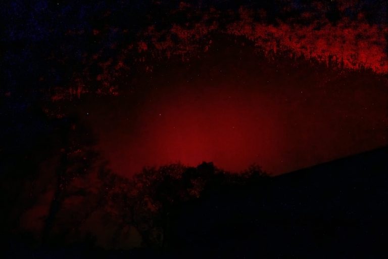 des aurores boréales en Loire Atlantique, un phénomène rare qui risque de se produire un peu plus cette année.