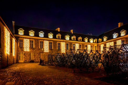 L'hôtel de ville de Chateaugiron se pare de mille feux pour les fêtes de fin d'année.