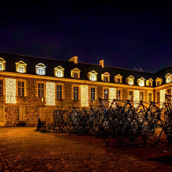 L'hôtel de ville de Chateaugiron se pare de mille feux pour les fêtes de fin d'année.