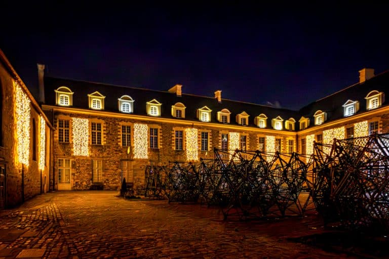 L'hôtel de ville de Chateaugiron se pare de mille feux pour les fêtes de fin d'année.