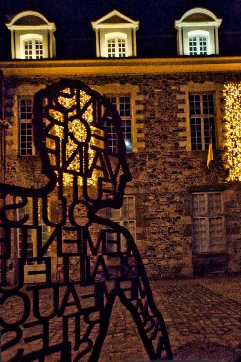 Exposition dans la cour de l'hôtel de Ville de Chateaugiron.
