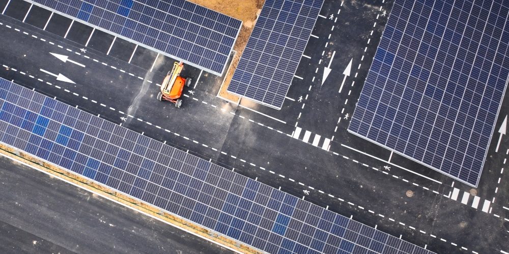 Reportage chantier ombrières Photos ombrières de parking. Un chantier se termine. Remise officielle des clefs demain. Et aujourd'hui, comme le veut la loi, chaque parking est équipé d'une ombrière.