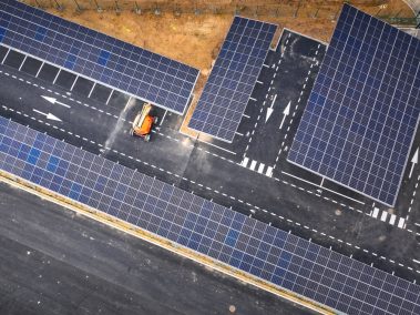 Photos ombrières de parking. Un chantier se termine. Remise officielle des clefs demain. Et aujourd'hui, comme le veut la loi, chaque parking est équipé d'une ombrière.