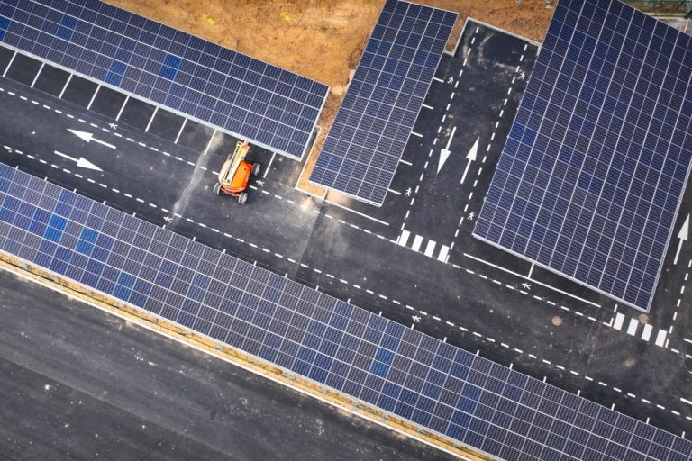 Photos ombrières de parking. Un chantier se termine. Remise officielle des clefs demain. Et aujourd'hui, comme le veut la loi, chaque parking est équipé d'une ombrière.