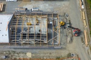 La charpente avance. Quoi de mieux qu'un drone pour mettre cela en évidence