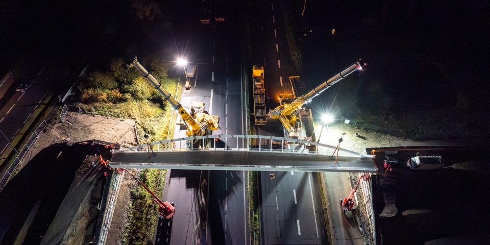 Installation d'une passerelle piétons à Bruz par les équipes de Bouygues