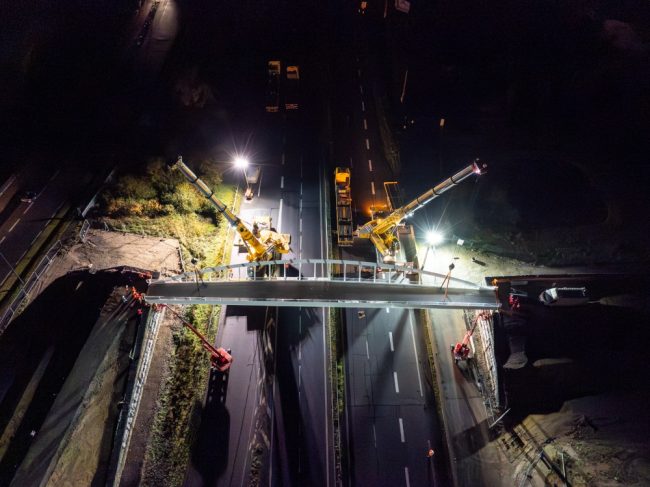 Installation d'une passerelle piétons à Bruz par les équipes de Bouygues
