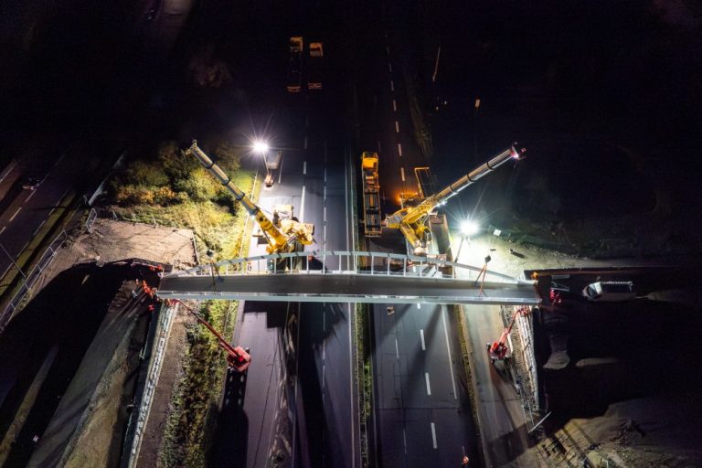 Installation d'une passerelle piétons à Bruz par les équipes de Bouygues