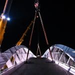 Il ne reste plus qu'à décrocher les sangles de la passerelle. Suivi de chantier à Bruz
