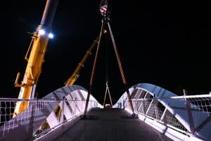 Il ne reste plus qu'à décrocher les sangles de la passerelle. Suivi de chantier à Bruz