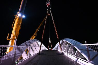 Il ne reste plus qu'à décrocher les sangles de la passerelle. Suivi de chantier à Bruz