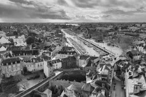 Vue en noir et blanc par drone du port de Vannes depuis le château de l'Hermine