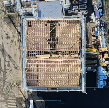 Vue zénithale de la charpente d'un toit. Il s'agit d'un immeuble de modulaires dans la région de Nantes. Suivi de chantier sur plusieurs mois.