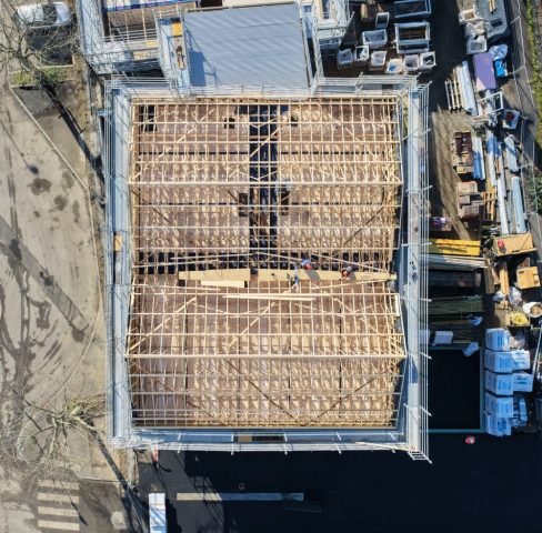 Vue zénithale de la charpente d'un toit. Il s'agit d'un immeuble de modulaires dans la région de Nantes. Suivi de chantier sur plusieurs mois.