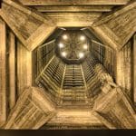 une vue zénithale de la nef de l'église saint Joseph au Havre. Une œuvre futuriste en béton.