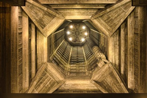 une vue zénithale de la nef de l'église saint Joseph au Havre. Une œuvre futuriste en béton.