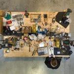 Un coutelier de chez Morta en Loire atlantique est en train de terminer son travail sur un couteau. La vue est plongeante