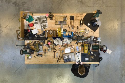 Un coutelier de chez Morta en Loire atlantique est en train de terminer son travail sur un couteau. La vue est plongeante