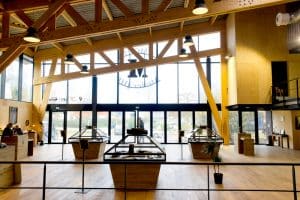 le magasin a vue sur le l'atelier.