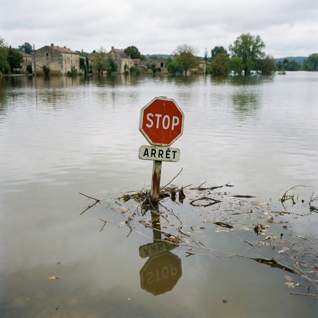 Un panneau stop se noie dans les bords de Loire