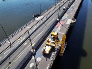 des travaux atypiques sur le pont des 3 continents à Nantes.