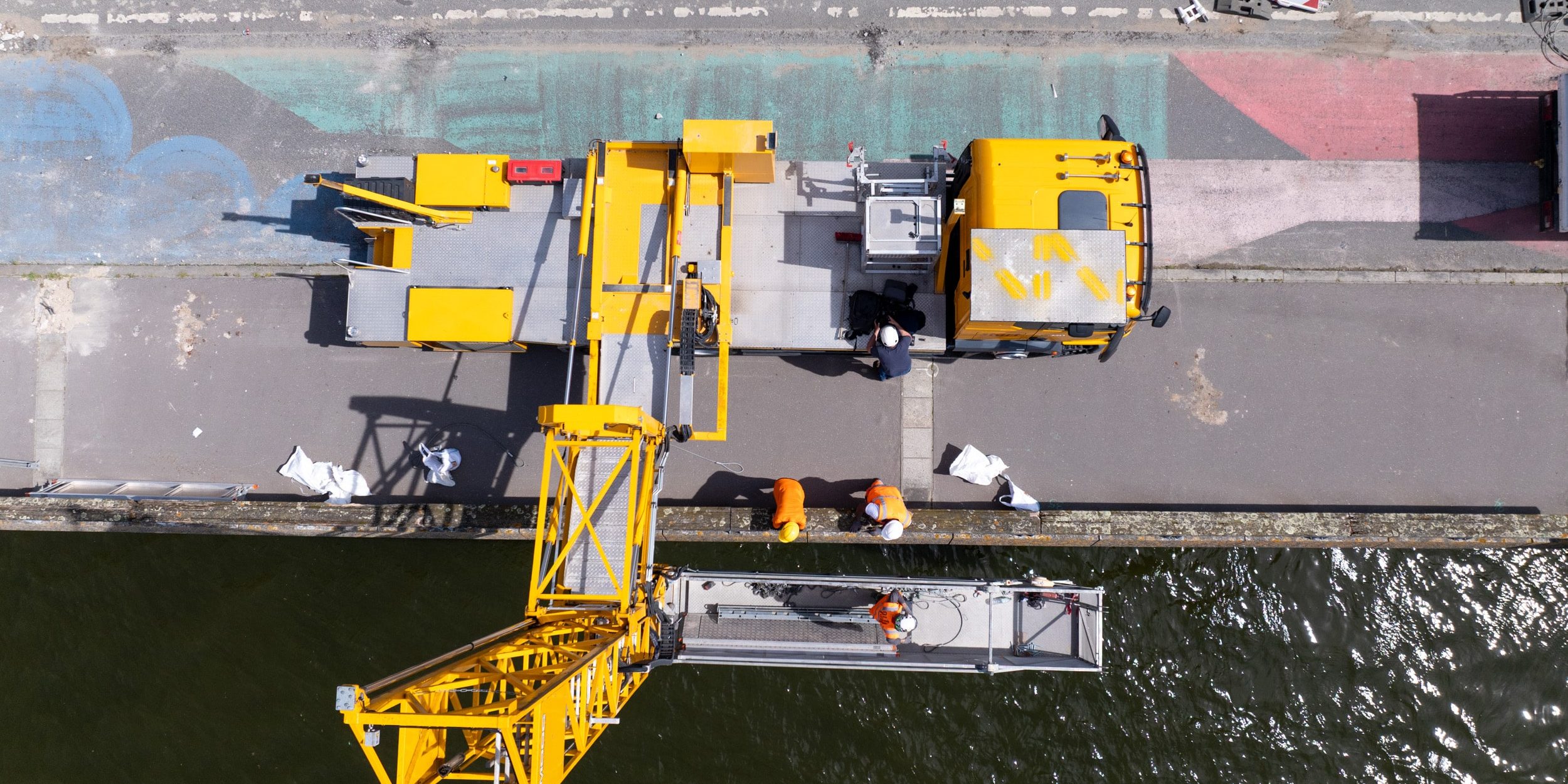 Image impressionnante d'une installation d'une nacelle négative à Nantes sur le pont des 3 continents.