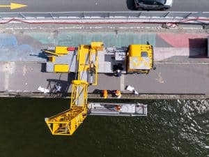 Image impressionnante d'une installation d'une nacelle négative à Nantes sur le pont des 3 continents.