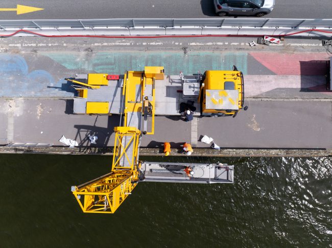 Image impressionnante d'une installation d'une nacelle négative à Nantes sur le pont des 3 continents.