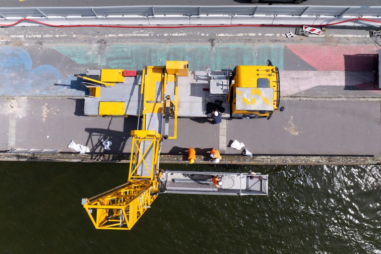 Image impressionnante d'une installation d'une nacelle négative à Nantes sur le pont des 3 continents.