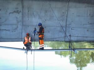 deux ouvriers s'affairent sur le pont des 3 continents.