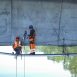 deux ouvriers s'affairent sur le pont des 3 continents.