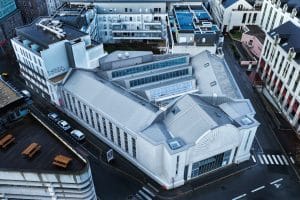 Une magnifique toiture Zinc dans le quartier de la gare à Nantes. Certains d'entre vous auront peut-être reconnu le siège d'une fameuse "entreprise".
