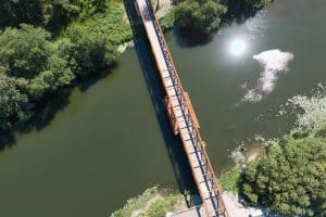La nouvelle passerelle installée à Sablé sur Sarthe. Elle relie l'hippodrome à l'autre rive de la Sarthe. Une installation hors norme, grues, barques, barges ont été nécessaire pour déplacer ce monstre d'acier. Elle relie désormais les deux rives. La voici juste avant l'ouverture au public. Suivi de chantier et reportages photos. Au sol et par drone. Vidéos