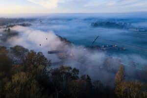 La nouvelle passerelle installée à Sablé sur Sarthe. Elle relie l'hippodrome à l'autre rive de la Sarthe. Une installation hors norme, grues, barques, barges ont été nécessaire pour déplacer ce monstre d'acier.