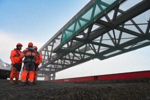 La nouvelle passerelle installée à Sablé sur Sarthe. Elle relie l'hippodrome à l'autre rive de la Sarthe. Une installation hors norme, grues, barques, barges ont été nécessaire pour déplacer ce monstre d'acier. Coordination et coopération sont nécessaires. Suivi de chantier et reportages photos. Au sol et par drone. Vidéos