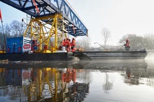 La nouvelle passerelle installée à Sablé sur Sarthe. Elle relie l'hippodrome à l'autre rive de la Sarthe. Une installation hors norme, grues, barques, barges ont été nécessaire pour déplacer ce monstre d'acier. suivi de chantier et reportages photos. Au sol et par drone. Vidéos