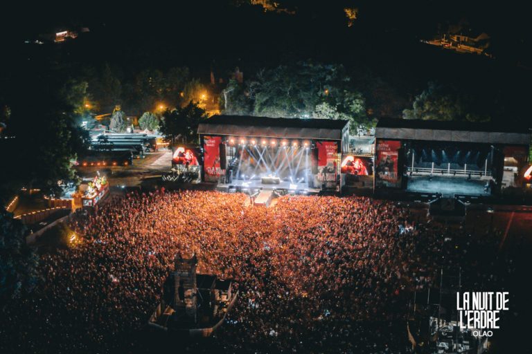 La grande scène de la Nuit de l'Erdre de nuit, la foule illuminée et le site du festival, par drone