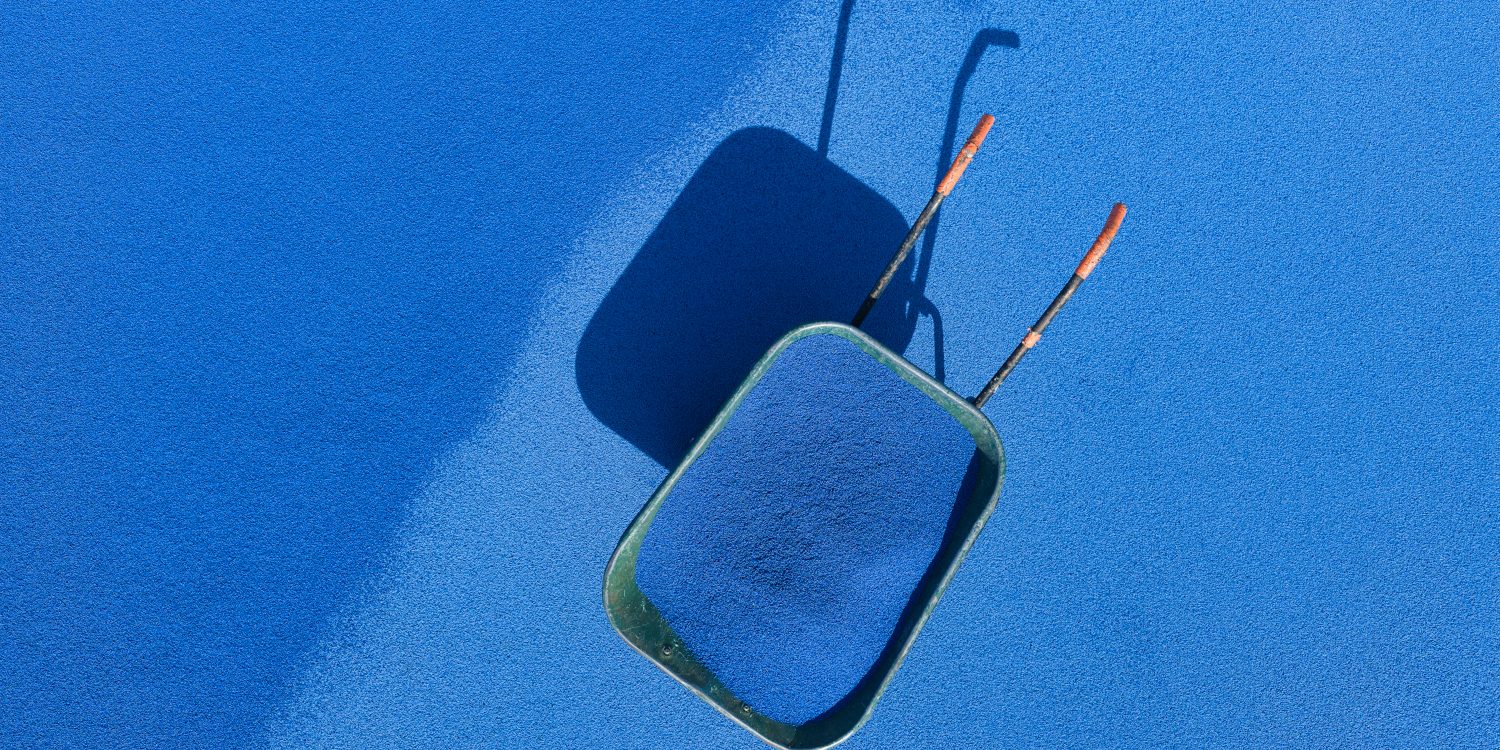 Blouette-Niort-_20260924111724_0340_D_SPORTSOL-web Une brouette remplie de granulats bleus est prise en topshot par un drone. Le sol de la piste d'athlétisme renforce ce monde bleu